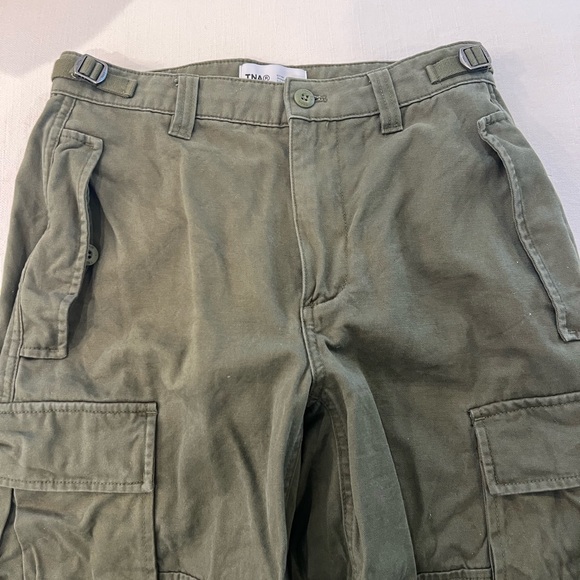 TNA Aritzia Cargo Pants size 4 - Picture 5 of 6